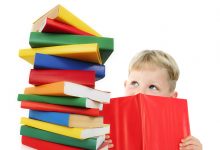 child_with_books_4784370