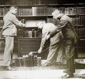 Библиотекари почистват книги в New York Public Library, 1913 г.