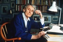 Die berühmte schwedische Kinder und Jugendbuchautorin Astrid Lindgren sitzt am 5.5.1994 in ihrem Arbeitszimmer vor einer Schreibmaschine. Lindgren ist im Alter von 94 Jahren in Stockholm gestorben. Ihre Tochter Karin Nyman teilte am 28.1.2002 mit, die Schriftstellerin sei seit einigen Monaten als Folge einer Virusinfektion sehr geschwächt gewesen und in ihrer Wohnung still und sanft eingeschlafen. Ihre Bücher wie Wir Kinder aus Bullerbü , Ronja Räubertochter und Kalle Blomquist sind weltweit in über 120 Millionen Exemplaren verbreitet und in mehr als 80 Sprachen übersetzt worden. Die Autorin wurde 1978 in Deutschland mit dem Friedenspreis des Deutschen Buchhandels ausgezeichnet, 1994 erhielt sie außerdem den Alternativen Nobelpreis.